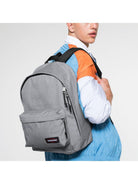 EASTPAK Unisex Σακίδιο Πλάτης Ενηλίκων OUT OF OFFICE EK000767 363 Γκρι - Στυλιζαρισμένο